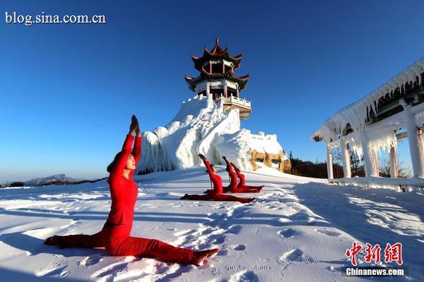 雪中一点红 瑜伽爱好者身着红衣雪地开练