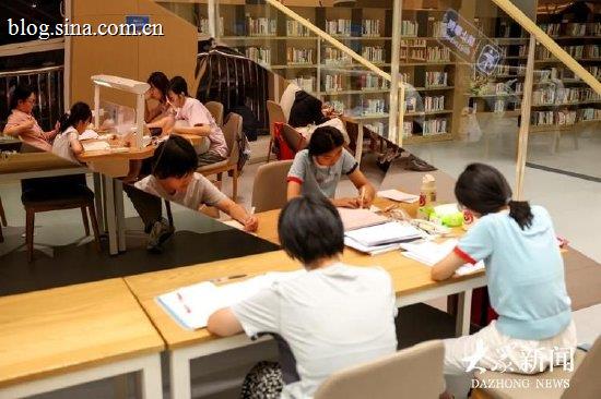 图书馆“放娃”暴露暑期儿童看护难问题